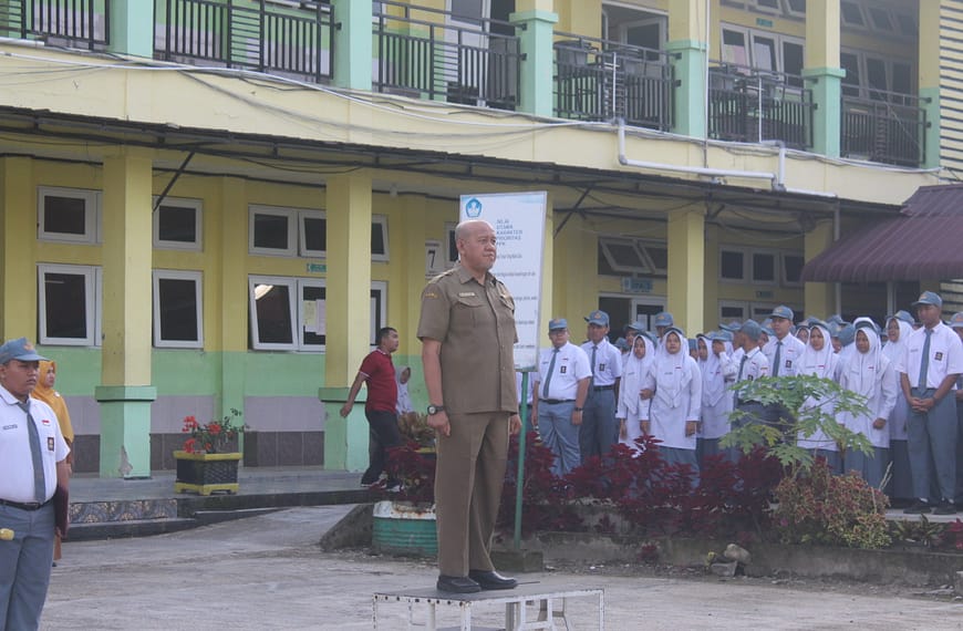 Upacara Bendera Senin dan Penyerahan Penghargaan